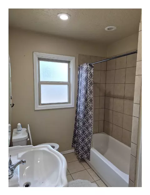 Bath - 113 Mesa Ave, Clovis, NM 88101 photo 1 of 2