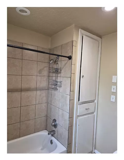 Bath - 113 Mesa Ave, Clovis, NM 88101 photo 2 of 2