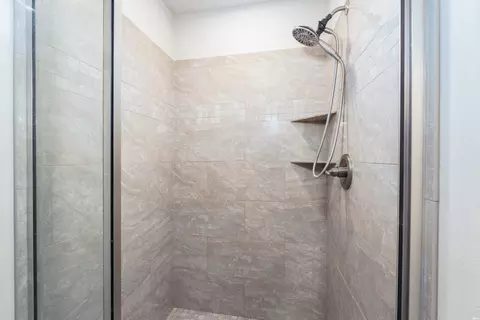 Bath - 520 Providence Cir, Clovis, NM 88101 photo 4 of 6