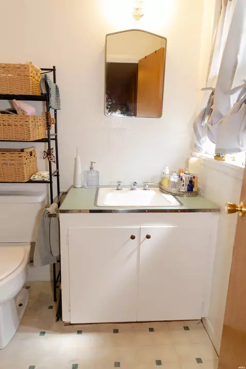 Bath - 213 W Christopher Dr, Clovis, NM 88101 photo 1 of 5