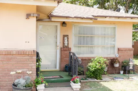Exterior - 213 W Christopher Dr, Clovis, NM 88101 photo 3 of 12