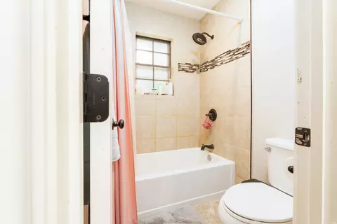 Bath - 3752 Glenfield Dr, Clovis, NM 88101 photo 2 of 3
