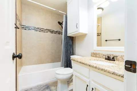 Bath - 3752 Glenfield Dr, Clovis, NM 88101 photo 3 of 3
