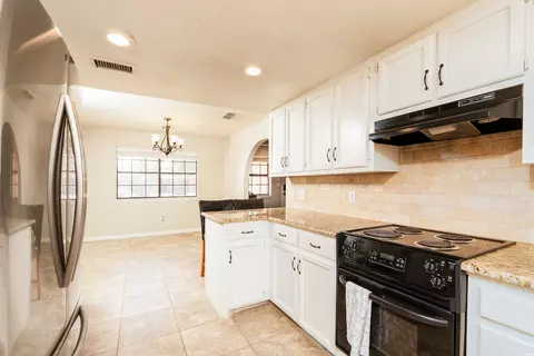 Kitchen - 3752 Glenfield Dr, Clovis, NM 88101 photo 3 of 4