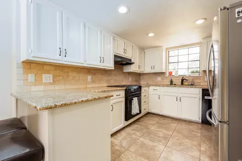 Kitchen - 3752 Glenfield Dr, Clovis, NM 88101 photo 2 of 4