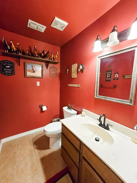 Bath - 112 Adkins Ct, Clovis, NM 88101 photo 4 of 6