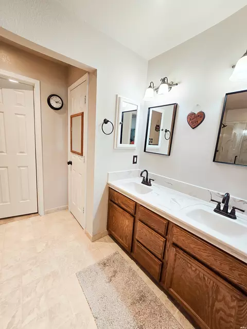 Bath - 112 Adkins Ct, Clovis, NM 88101 photo 1 of 6