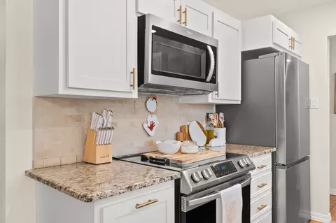Kitchen - 2556 Sharondale Dr, Clovis, NM 88101 photo 6 of 6