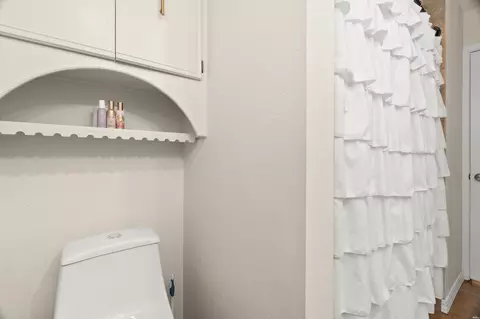 Bath - 2556 Sharondale Dr, Clovis, NM 88101 photo 5 of 6