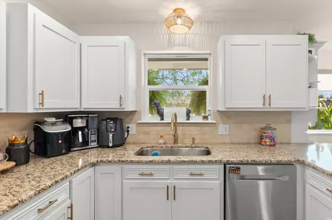 Kitchen - 2556 Sharondale Dr, Clovis, NM 88101 photo 4 of 6