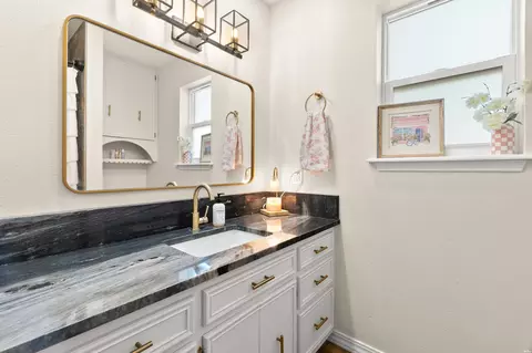 Bath - 2556 Sharondale Dr, Clovis, NM 88101 photo 4 of 6