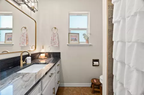 Bath - 2556 Sharondale Dr, Clovis, NM 88101 photo 6 of 6
