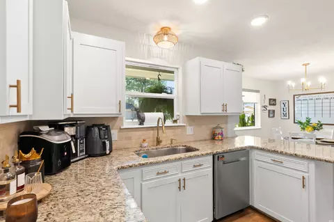 Kitchen - 2556 Sharondale Dr, Clovis, NM 88101 photo 3 of 6