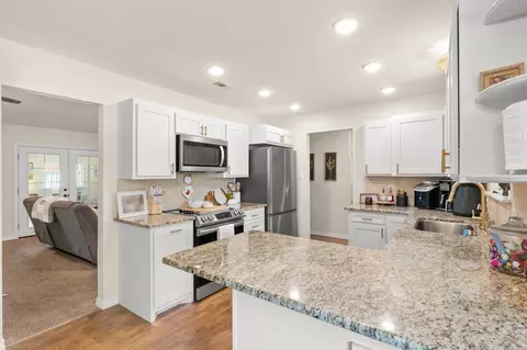 Kitchen - 2556 Sharondale Dr, Clovis, NM 88101 photo 5 of 6
