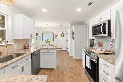 Kitchen - 2556 Sharondale Dr, Clovis, NM 88101 photo 2 of 6