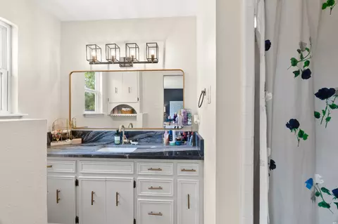 Bath - 2556 Sharondale Dr, Clovis, NM 88101 photo 2 of 6