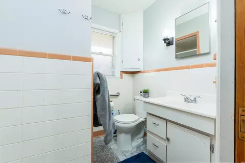 Bath - 105 W Christopher Dr W, Clovis, NM 88101 photo 2 of 2