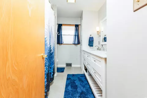 Bath - 105 W Christopher Dr W, Clovis, NM 88101 photo 1 of 2