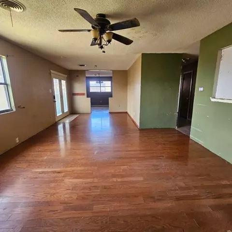 Living - 3105 Mandell Cir, Clovis, NM 88101 photo 4 of 9