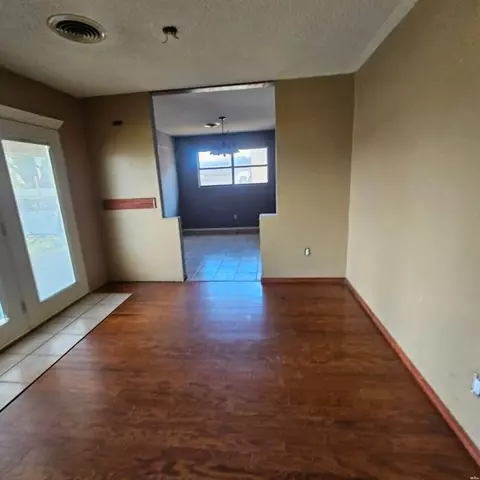 Living - 3105 Mandell Cir, Clovis, NM 88101 photo 2 of 9
