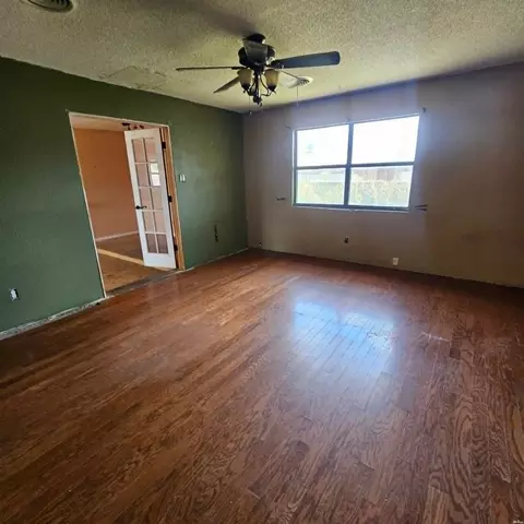 Living - 3105 Mandell Cir, Clovis, NM 88101 photo 5 of 9
