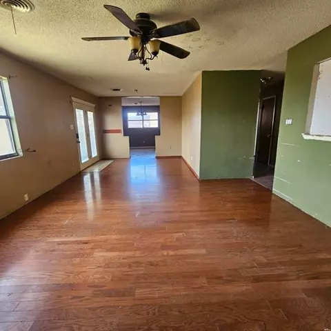 Living - 3105 Mandell Cir, Clovis, NM 88101 photo 8 of 9