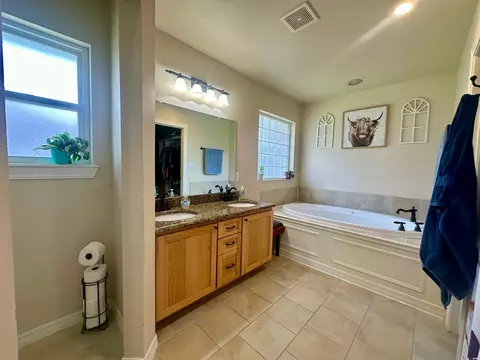 Bath - 4101 Mariah Dr, Clovis, NM 88101 photo 5 of 6