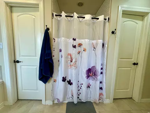Bath - 4101 Mariah Dr, Clovis, NM 88101 photo 1 of 6