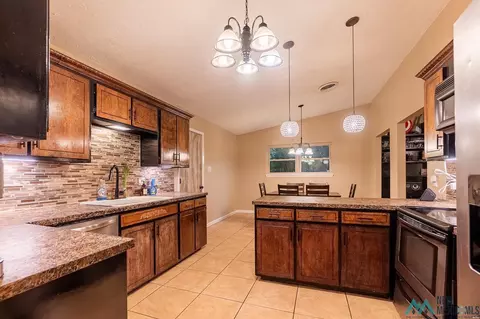 Kitchen - 1125 Parkland Dr, Clovis, NM 88101 photo 2 of 3