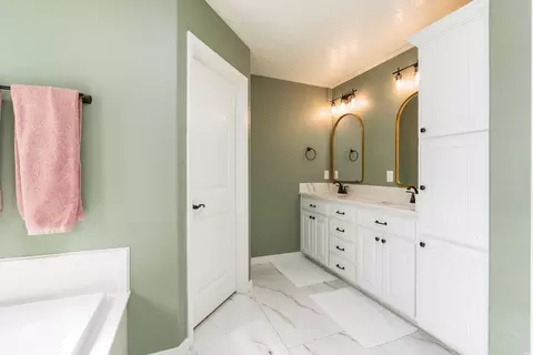 Bath - 2225 Amanda Ln, Clovis, NM 88101 photo 2 of 6