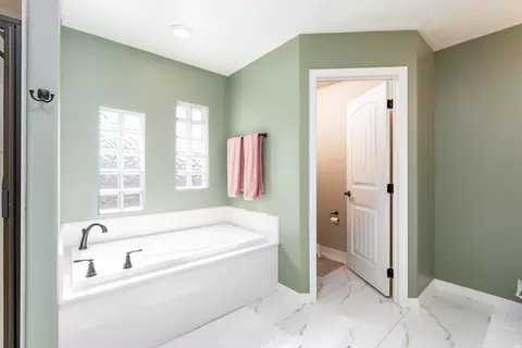 Bath - 2225 Amanda Ln, Clovis, NM 88101 photo 3 of 6