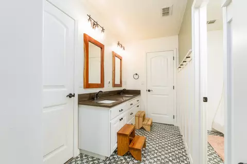 Bath - 2225 Amanda Ln, Clovis, NM 88101 photo 4 of 6