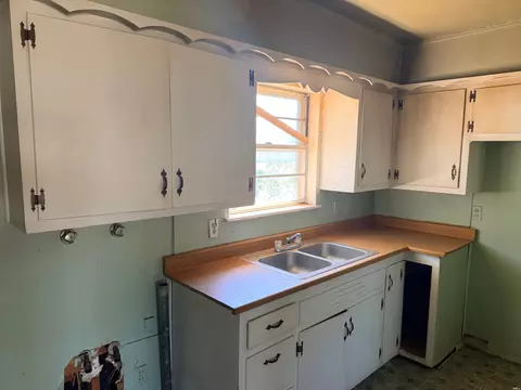 Kitchen - 1013 Cypress, Clovis, NM 88101 photo 4 of 5