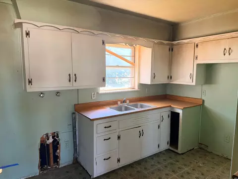 Kitchen - 1013 Cypress, Clovis, NM 88101 photo 3 of 5
