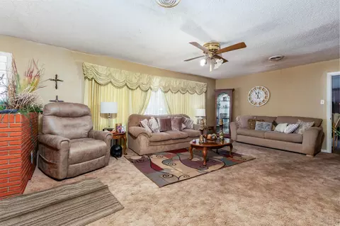 Living - 500 Dixie Dr, Clovis, NM 88101 photo 2 of 4