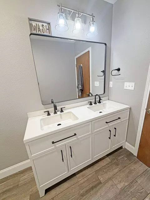 Bath - 24 Rope Rd, Clovis, NM 88101 photo 3 of 6