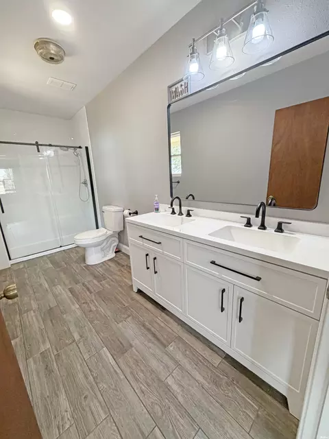 Bath - 24 Rope Rd, Clovis, NM 88101 photo 1 of 6