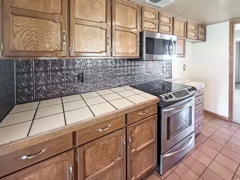 Kitchen - 1705 Colonial Pkwy, Clovis, NM 88101 photo 2 of 3