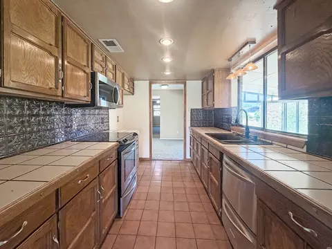 Kitchen - 1705 Colonial Pkwy, Clovis, NM 88101 photo 1 of 3