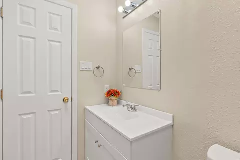 Bath - 900 Laurelwood, Clovis, NM 88101 photo 3 of 6