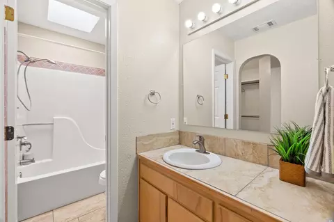 Bath - 900 Laurelwood, Clovis, NM 88101 photo 4 of 6