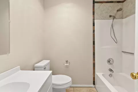Bath - 900 Laurelwood, Clovis, NM 88101 photo 2 of 6