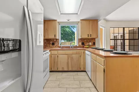 Kitchen - 900 Laurelwood, Clovis, NM 88101 photo 1 of 4