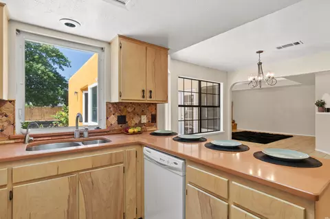 Kitchen - 900 Laurelwood, Clovis, NM 88101 photo 2 of 4