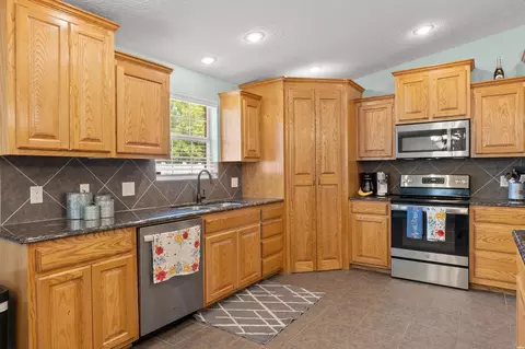 Kitchen - 2716 Northglen Dr, Clovis, NM 88101 photo 2 of 2