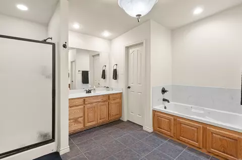 Bath - 2716 Northglen Dr, Clovis, NM 88101 photo 5 of 6