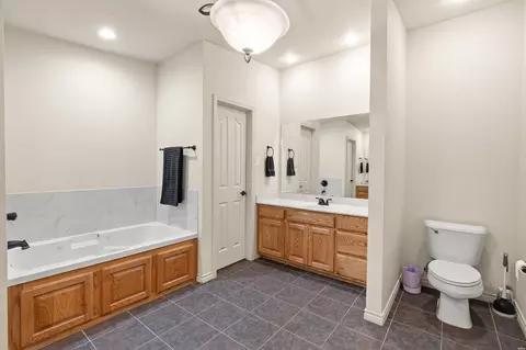 Bath - 2716 Northglen Dr, Clovis, NM 88101 photo 6 of 6