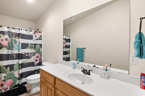 Bath - 2716 Northglen Dr, Clovis, NM 88101 photo 2 of 6