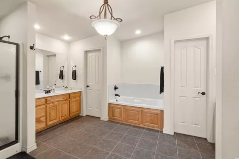 Bath - 2716 Northglen Dr, Clovis, NM 88101 photo 4 of 6