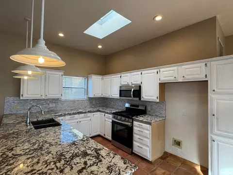 Kitchen - 321 Diamondhead, Clovis, NM 88101 photo 3 of 4
